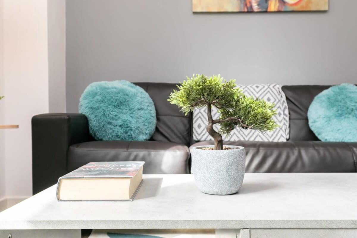 Spacious 1 Bedroom Apartment In Central Woking Buitenkant foto