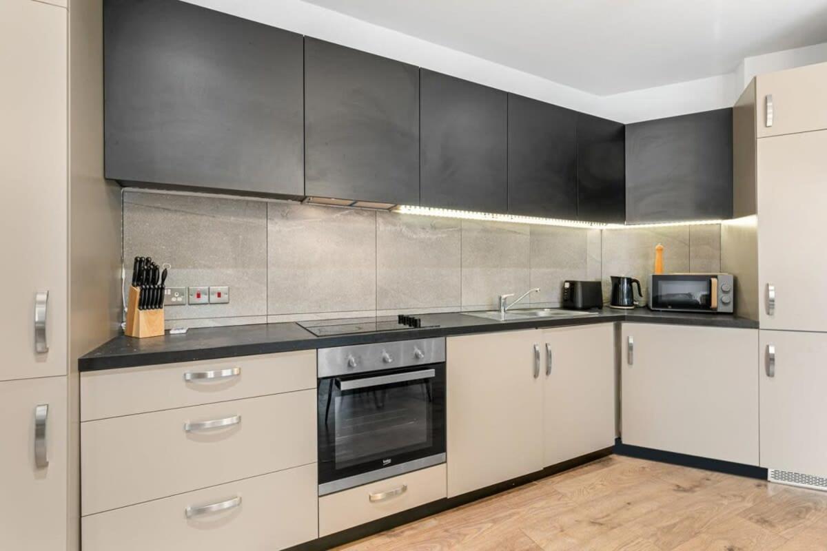 Spacious 1 Bedroom Apartment In Central Woking Buitenkant foto